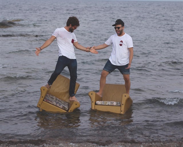 Dos jóvenes andaluces lanzan una marca de eco-camisetas y se solidarizan con la ayuda humanitaria