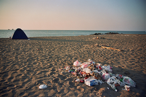 El MARM inicia la retirada de 17.000 metros cúbicos de cañas y basuras acumuladas en las playas de Málaga