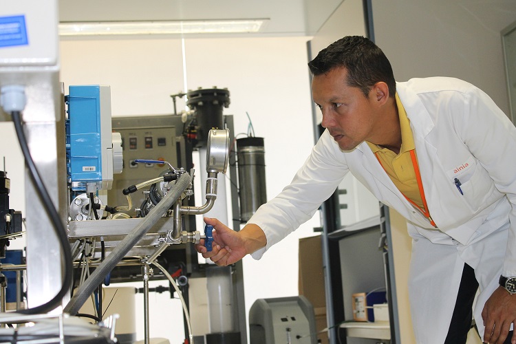 Innovadores tratamientos eliminar pesticidas y fármacos de aguas residuales