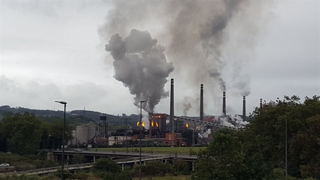 Ecologistas alertan de nubes de contaminación por una nueva avería en baterías de coque de Avilés