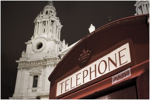 Londres transforma sus cabinas en estaciones de carga para móviles vía energía solar