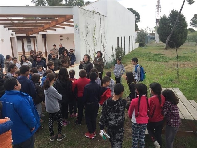 El jardín botánico Dunas del Odiel celebra el Día MundialForestal con alumnos de la Ciudad de los Niños