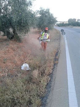 En marcha un plan de desbroce y limpieza de cunetas en 480 km de carreteras provinciales