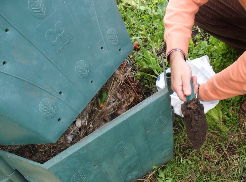 El centro penitenciario gallego de Monterroso amplía su programa de compostaje doméstico