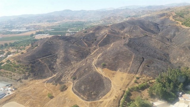 El incendio forestal de los Asperones en Málaga capital afecta a 50 hectáreas de pasto y matorral