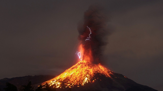 México. El volcán Colima entró en erupción