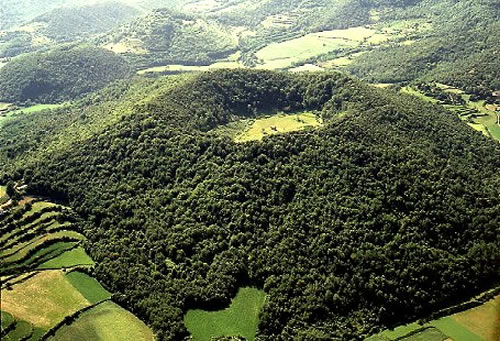 La Zona Volcánica de la Garrotxa y el Delta de lEbre renuevan sus cartas de turismo sostenible