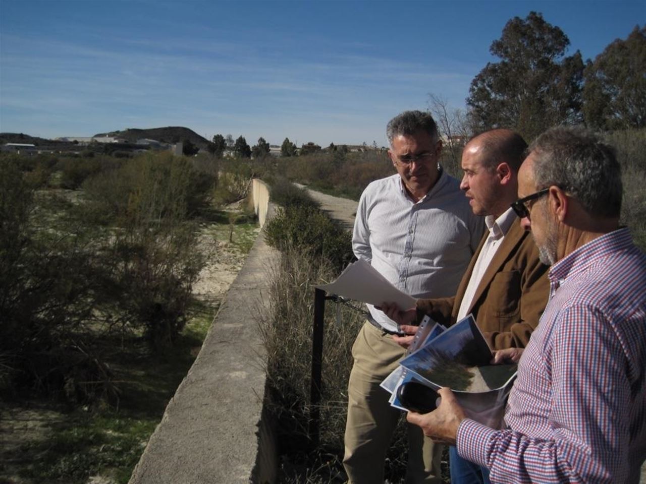 La Junta realiza limpia y desbroza el Río Almanzora