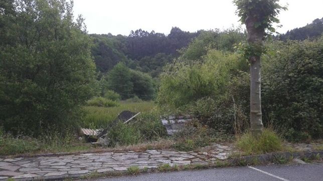 Fiscalía investiga un vertedero ilegal de materiales de construcción en las marismas de la playa de San Pedro