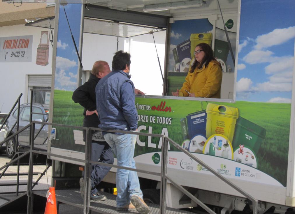 Las asociaciones de Pontedeume aprenden a separar los residuos para posibilitar el reciclaje