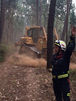 Parten a Portugal nuevos efectivos para relevar a los españoles que combaten el fuego en Pedrograo Grande