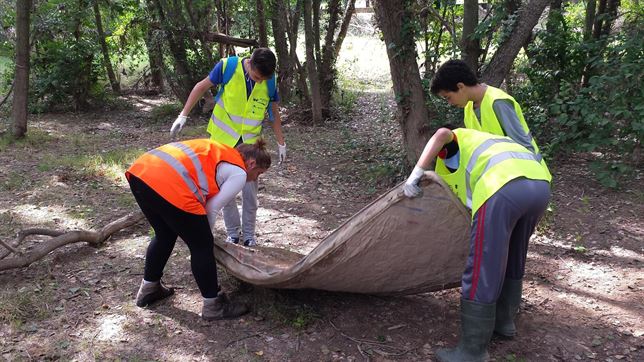 Amigos de los Ríos celebra jornada de limpieza con el apoyo de piragüistas en las riberas del Ebro