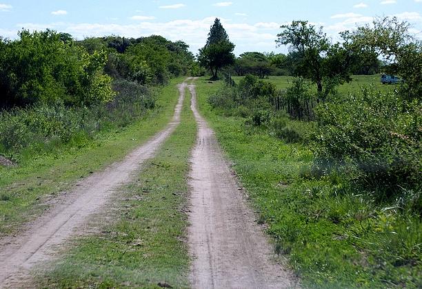 Barreda firma un convenio con la Diputación de Guadalajara para arreglar 5.000 kilómetros de caminos rurales