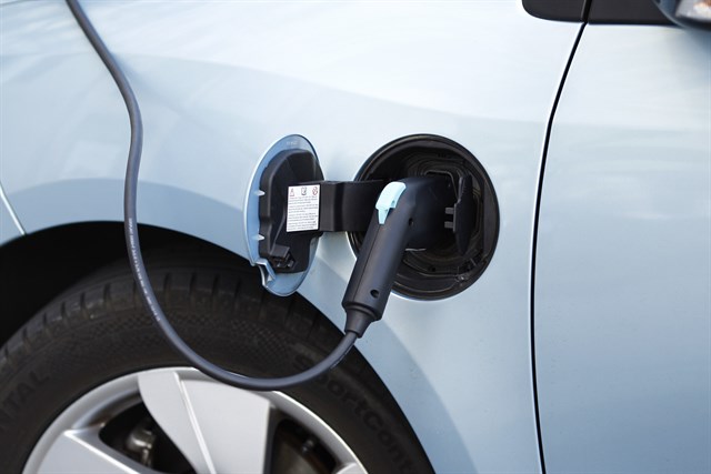 Seis de cada diez conductores de coches híbridos desconocen que las baterías pueden regenerarse