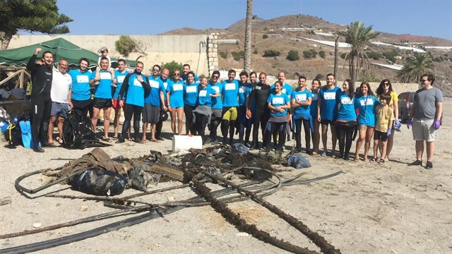 Voluntarios de la Red de Vigilantes Marinos limpian seis puntos del litoral de Andalucía
