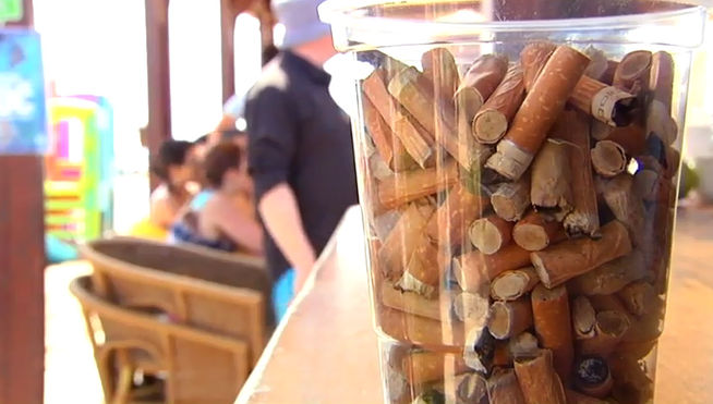 Granada. Un bar de La Herradura invita a una caña a cambio de vasos con colillas de la playa