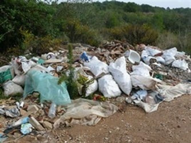 Obligan a retirar 300 toneladas de residuos al propietario de un espacio natural