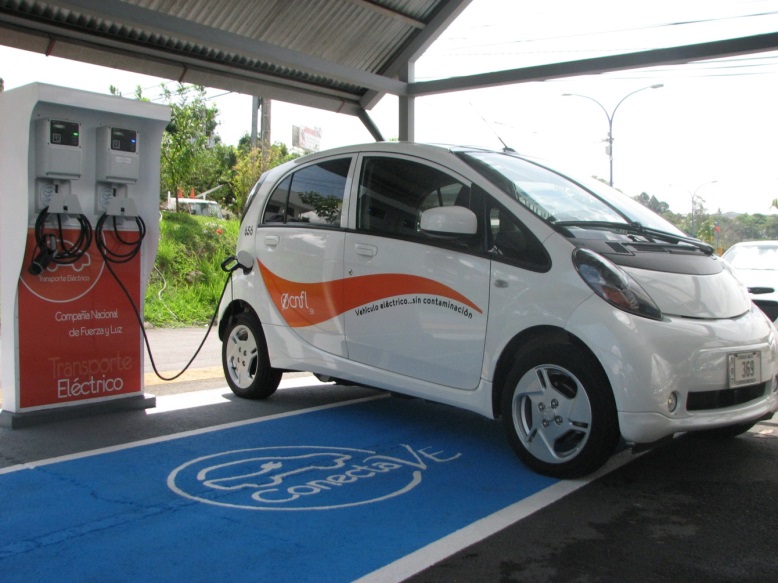 Inaugurada la segunda electrolinera en San José centro