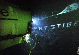 Según el Ejecutivo no hay riesgo de un vertido de fuel del casco del Prestige