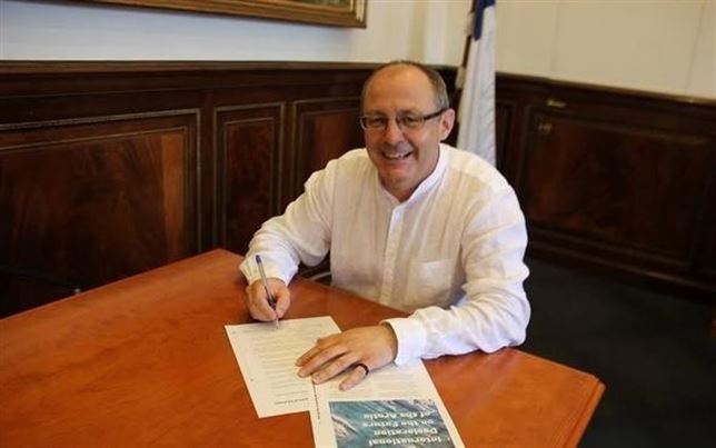 Una decena de alcaldes españoles firma por la protección del Ártico