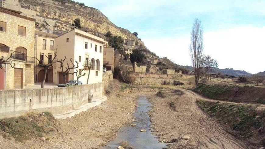 Limpian el cauce del río Corb a su paso por municipios de Tarragona y Lleida