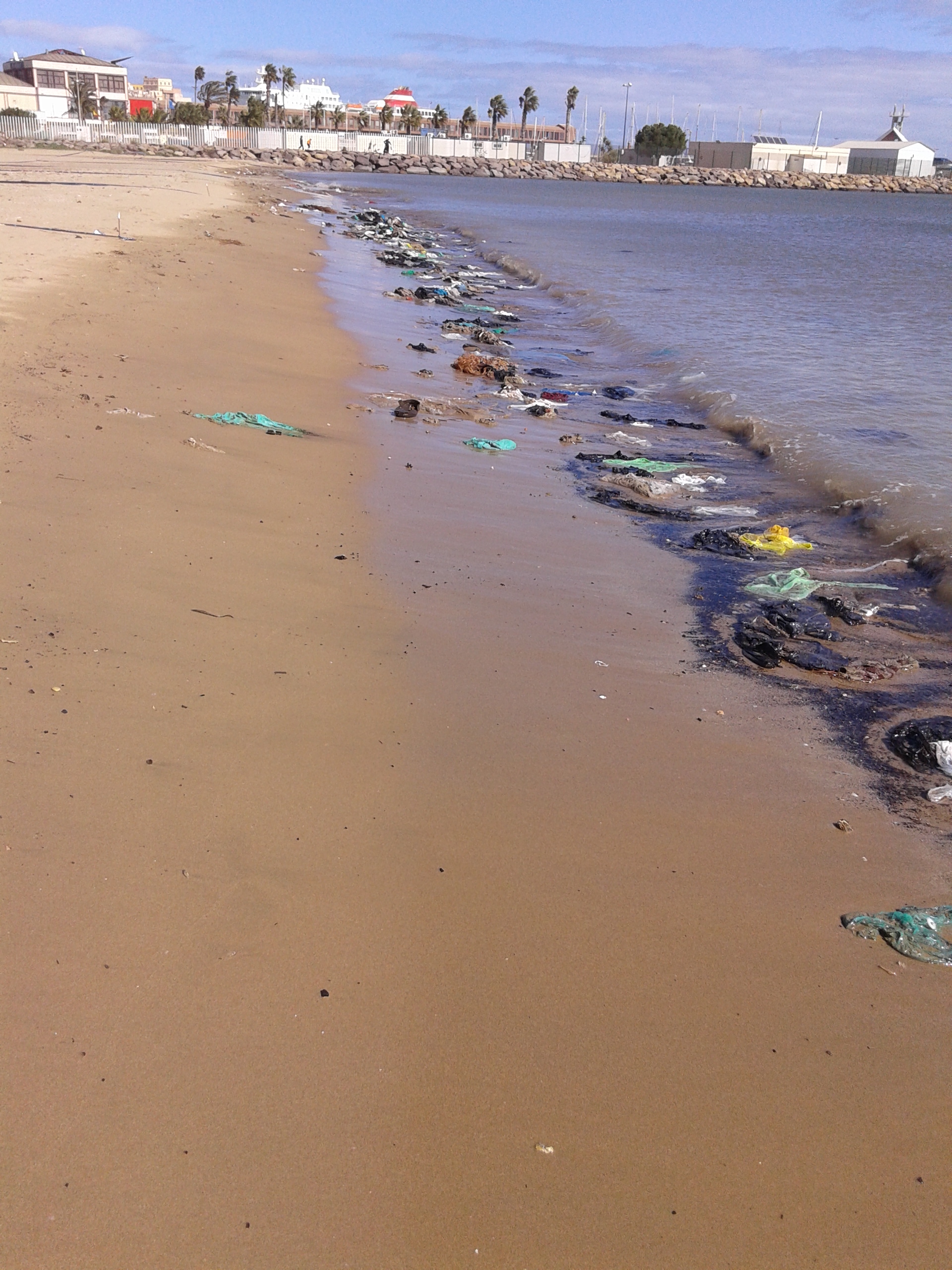 Las playas de Melilla ‘anegadas’ de plasticos