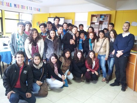 Jóvenes conversan sobre reciclaje en actividad organizada por Injuv