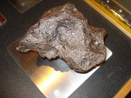 El Museo de Ciencias Naturales inaugura una exposición con más de 100 meteoritos y minerales de todo el mundo