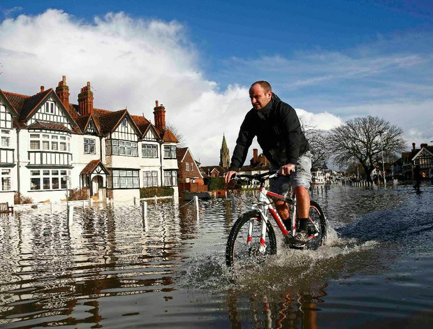 Gran Bretaña anegada hasta el cuello