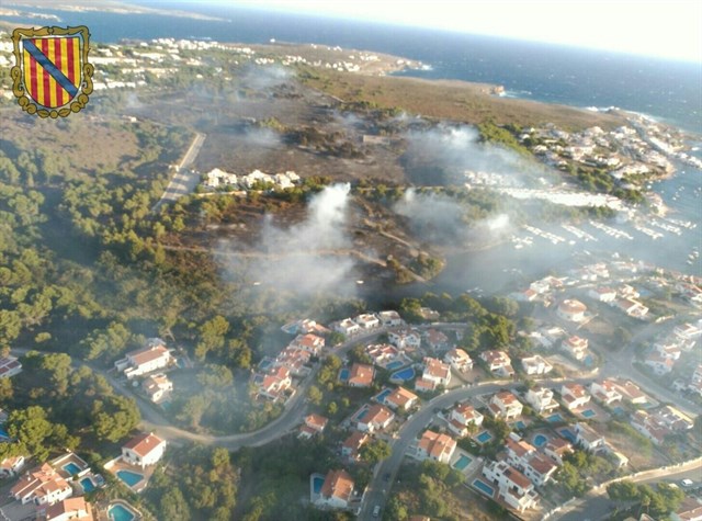 Un incendio forestal obliga a desalojar numerosas viviendas y un hotel en SArenal des Castell