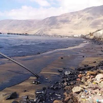 Afectada por un vertido de petróleo una playa de Chile