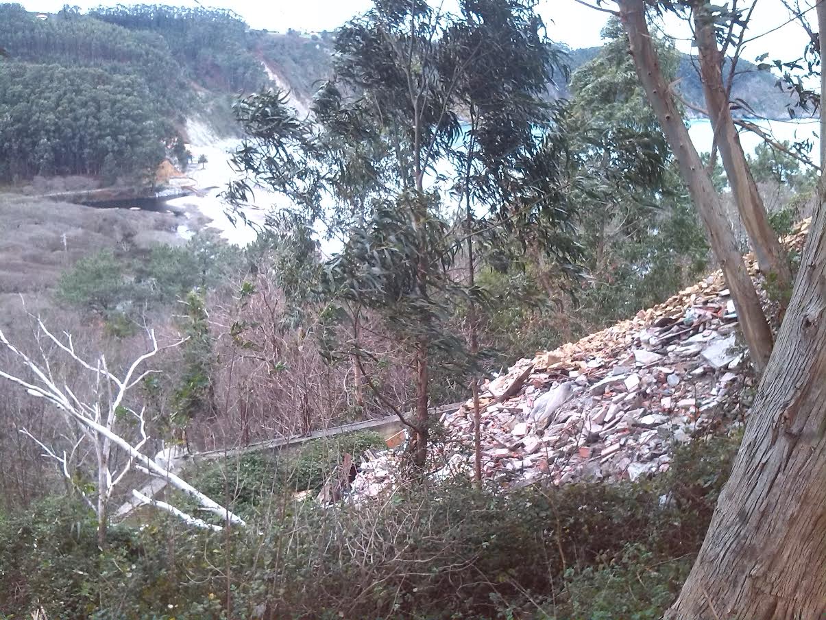 Asturias.  Otro vertedero en Cudillero que no se retira