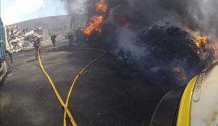 Una nave de reciclaje se incendia en el Polígono Industrial de Arinaga (Gran Canaria)