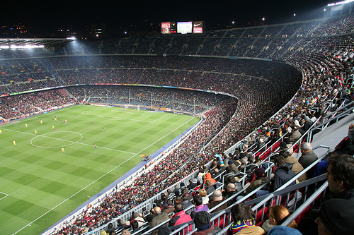 Greenpeace desafía a Adidas en el Camp Nou a que elimine los tóxicos de su cadena de producción