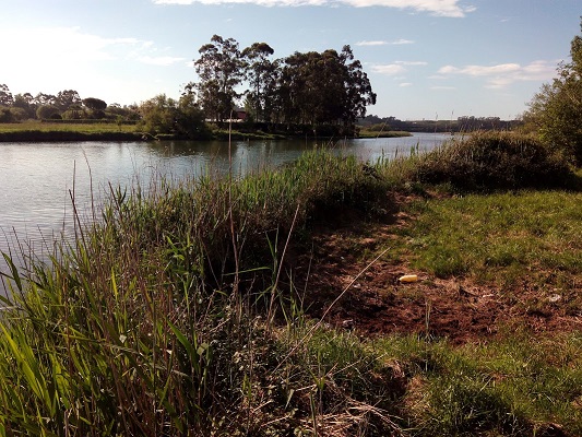 Los vecinos de Boo de Piélagos llevan denunciando la rotura del colector de saneamiento a las administraciones desde hace más de tres meses
