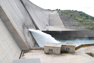 Junta licita el aprovechamiento hidroeléctrico de la presa de Rules