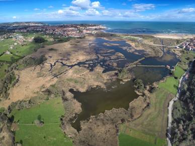 Más de 4.000 personas se acercan este verano a los humedales de Noja