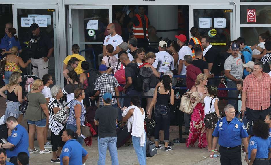 Puerto Rico: Más de 150 mil personas huyen de un país en ruinas por el Huracán María