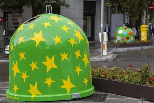 Contenedores decorados por Agatha Ruiz de la Prada