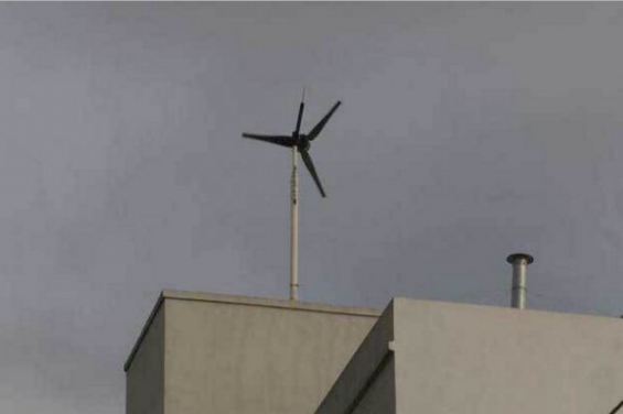 Esta ‘inusual’ familia instaló energía eólica en su hogar