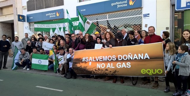 Decenas protestan por las obras en Doñana ante la sede de Gas Natural en Sevilla