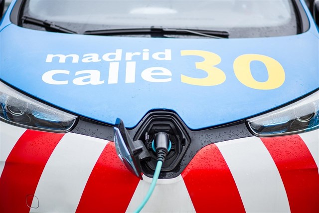 Emesa apuesta por los vehículos eléctricos para la conservación de la M-30 e instala el primer punto de recarga