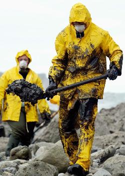 El Prestige apenas ha cambiado las políticas para combatir desastres marinos