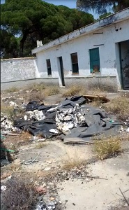 Basura en el antiguo cuartel de Malandar en Doñana