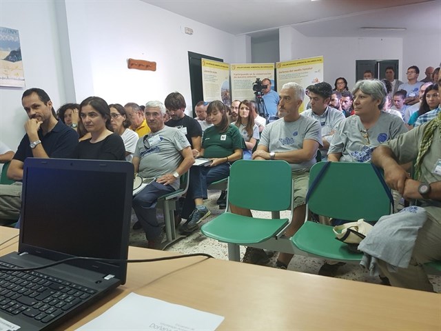 La Junta de Andalucía comunica a voluntarios los planes científicos para recuperar la zona del incendio de Las Peñuelas