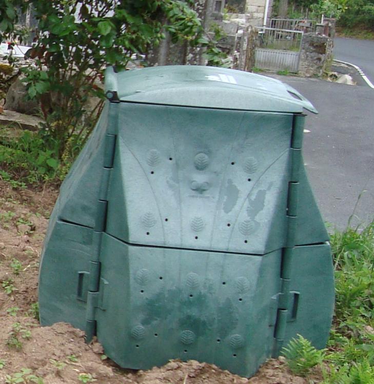 Sogama entrega al concello gallego de Allariz 55 compostadores