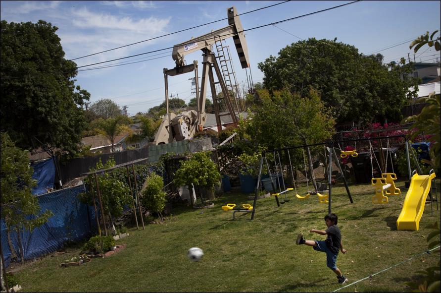 La hispana de Los Ángeles con un pozo de petróleo en su patio trasero