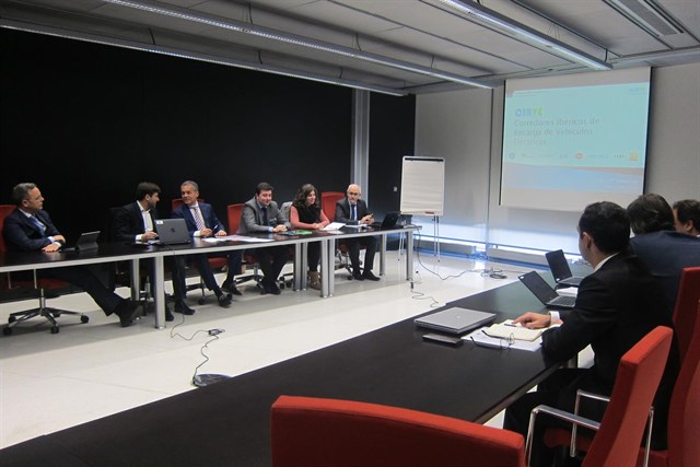 Varias eléctricas desarrollan una nueva red de infraestructura de recarga rápida de coches eléctricos