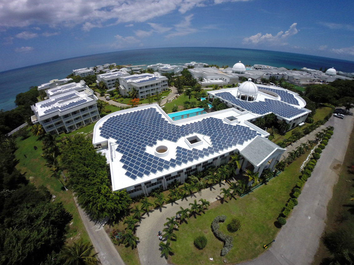La empresa leridana Sofos inaugura la mayor planta de energía solar fotovoltaica de Jamaica