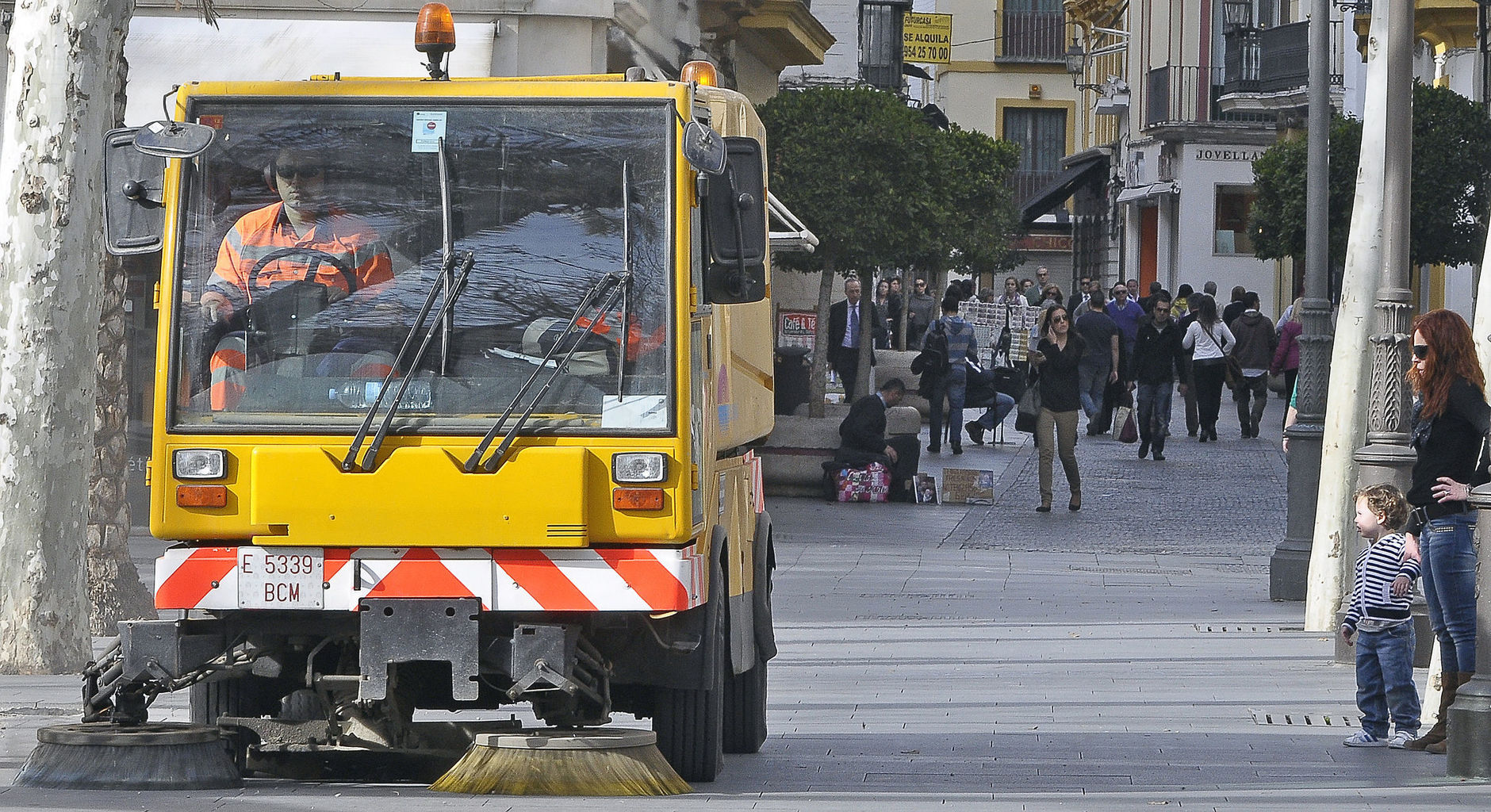 Lipasam diseña un plan especial de limpieza debido a la procesión de la Virgen de la Salud y el Monkey Week